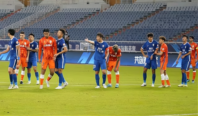 风云突变武汉三镇赛后复出首秀；西甲版图或变；气氛紧张；高层口径保持一致 