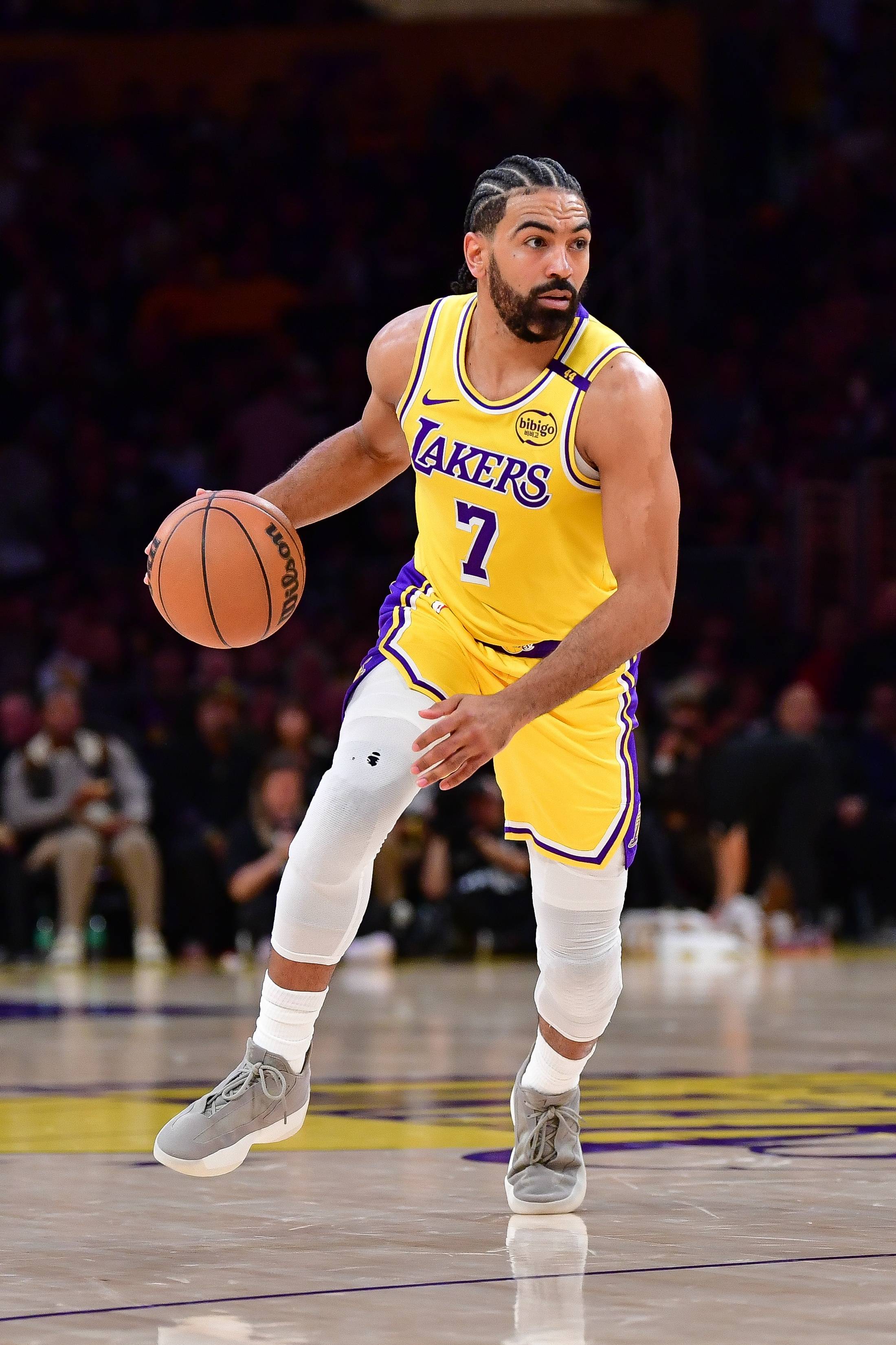 CBA季后赛赛程吃紧，洛杉矶湖人窗口期篮板制胜，话题不断，轮换策略成焦点 