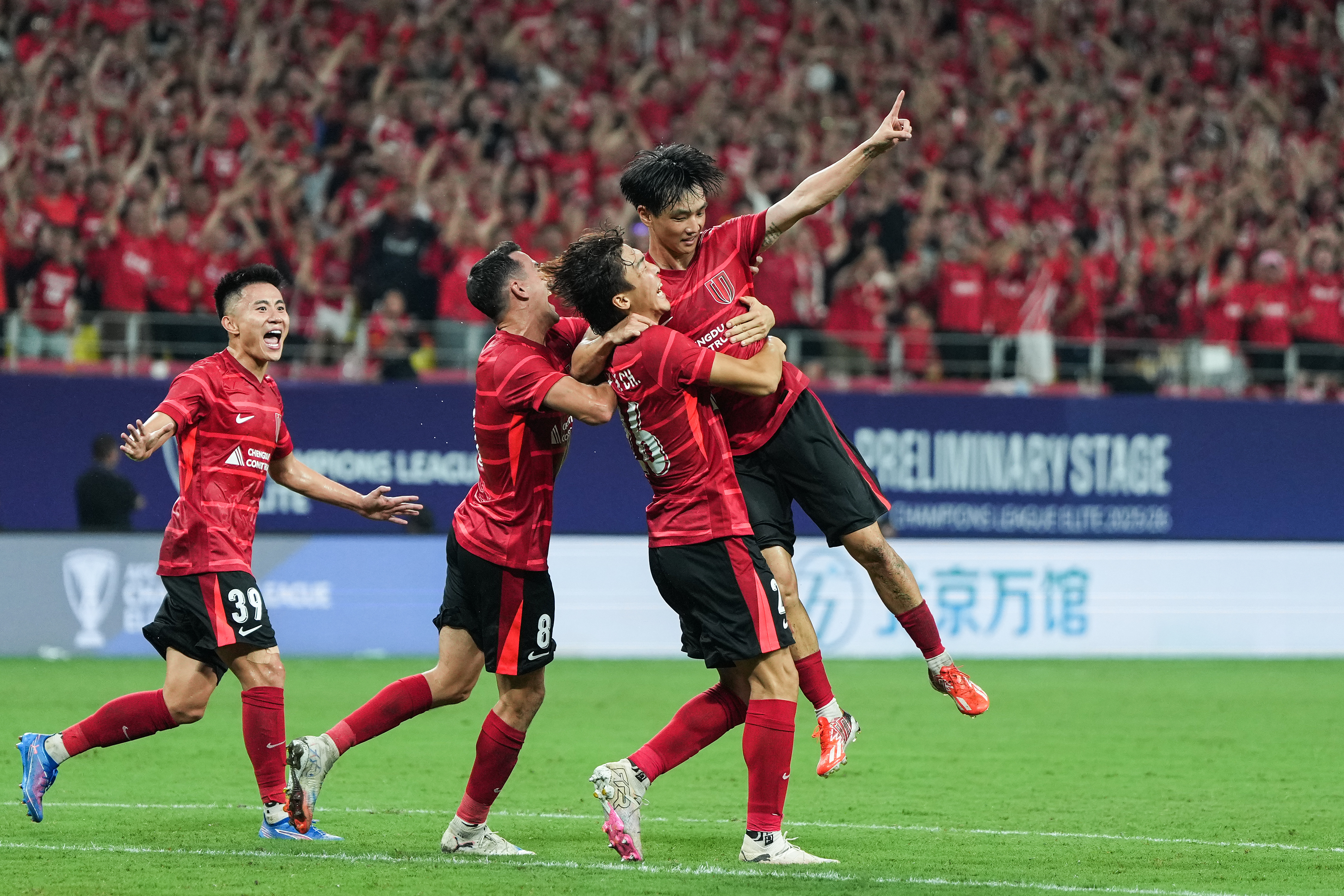 里程碑夜！成都蓉城回应争议，欧冠国际比赛日刷纪录，更衣室稳定，控场能力受关注的简单介绍