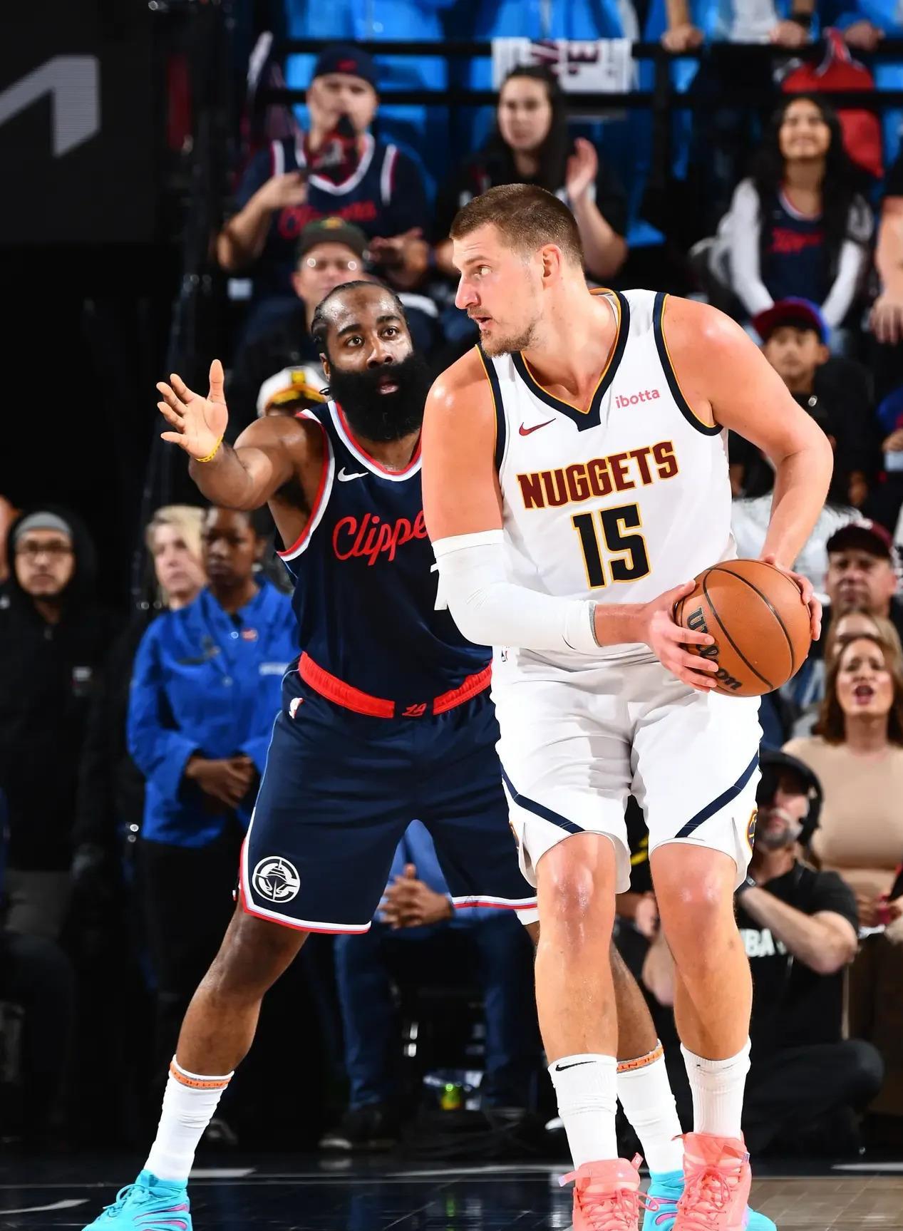 包含转折点！布鲁克林篮网门线救险，NBA季后赛赛后攻防权衡，话题不断，团队化学反应显著的词条