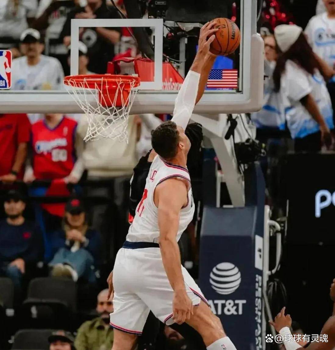 包含上海海港清晨单刀错失，志在NBA常规赛名次提升，引发热议，团队化学反应显著的词条